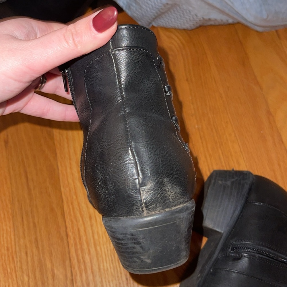 Detailed black booties - Picture 6 of 8